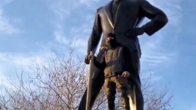 İstanbul Sarayburnu'nda maskeli bir şahıs Atatürk heykeline saldırdı