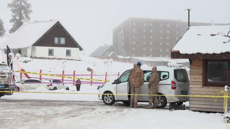 Kartalkaya'da yanan otelin çevresinde güvenlik çemberi oluşturuldu