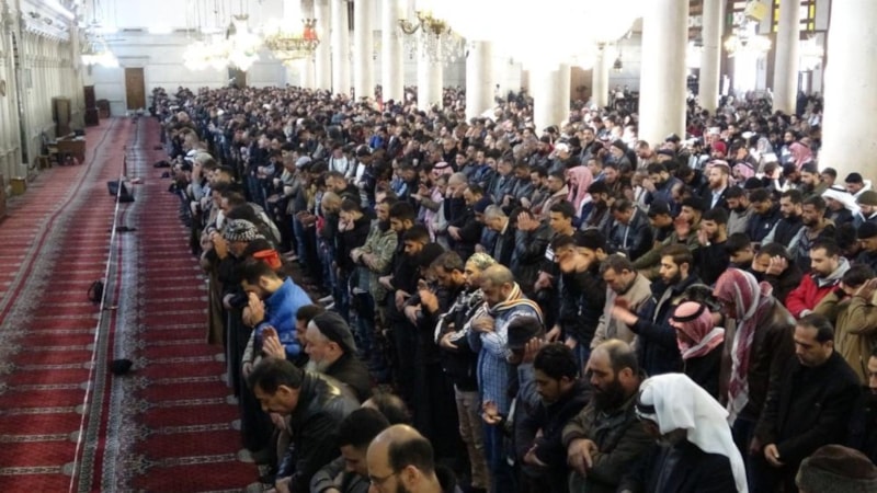 Suriyeliler bir kez daha Cuma namazı için Emevi Camii’nde