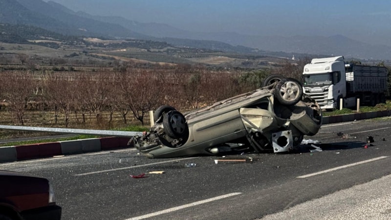 Denizli'de aydınlatma direğine çarpan otomobil takla attı
