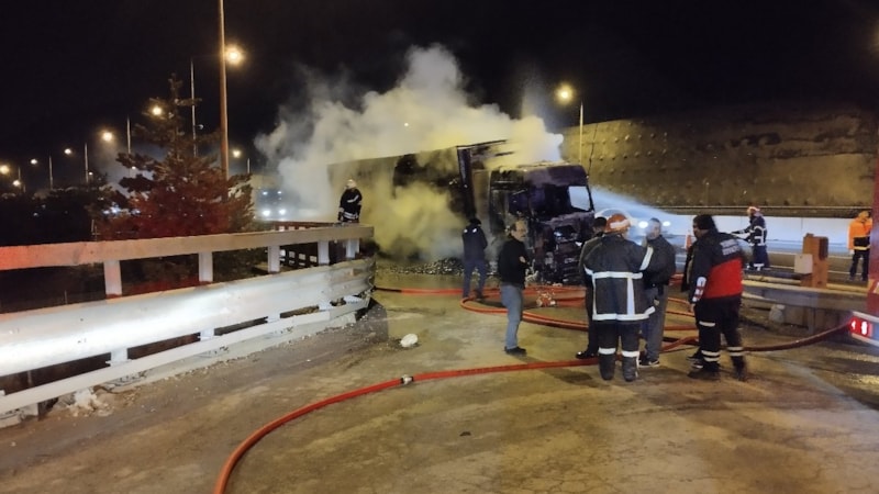 Bolu'da mangal kömürü yüklü tır alev alev yandı