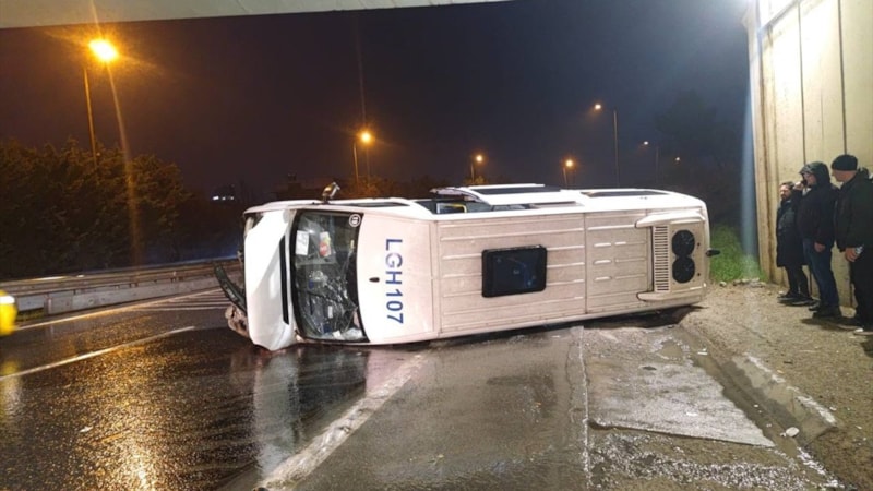 İstanbul'da servis minibüsü devrildi: 7 yaralı
