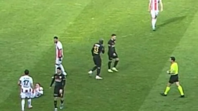 Süper Lig'de ilginç kırmızı kart: Bahoken, takım arkadaşına fiziki müdahalede bulundu