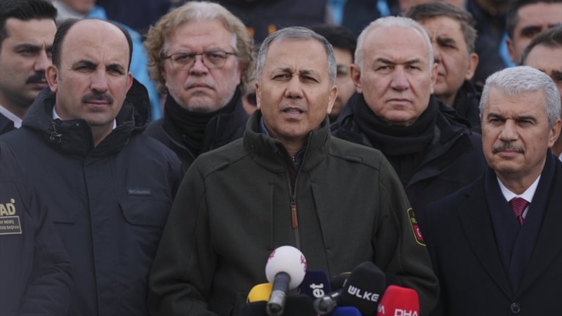 Ali Yerlikaya, Konya'da çöken binada arama kurtarma  çalışmalarının bittiğini açıkladı