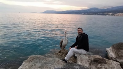 Mersin'de dolaşan pelikan insanların maskotu oldu