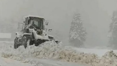 Beyaza bürünen Uludağ yolunda karla mücadele