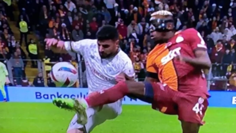Var uyarısı sonrası Galatasaray penaltı kazandı! Victor Osimhen, ağları sarstı