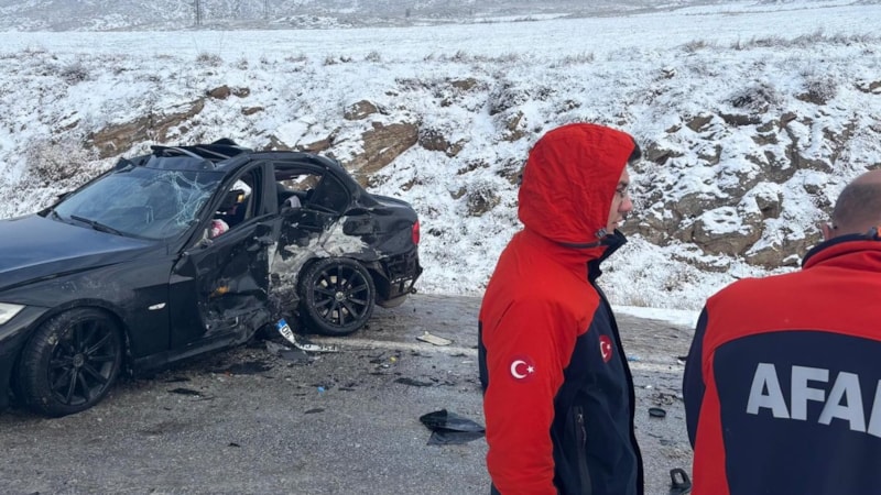 Sivas’ta hafif ticari araç ile otomobil çarpıştı