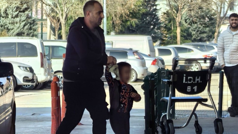 Bursa'da parkın demir kapısına elini sıkıştırdı