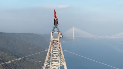 İstanbul'da 150 metre yükseğe tırmanan sporcu Türk bayrağı açtı