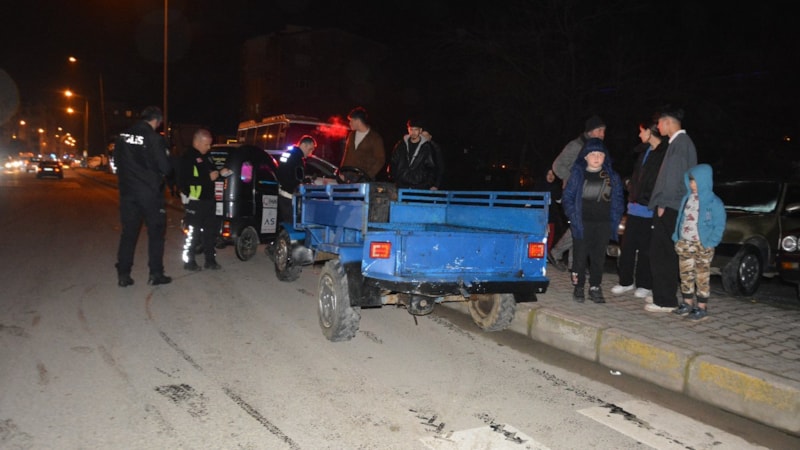 Ordu'da otomobil park halindeki tarım aracına çarptı: 2 yaralı