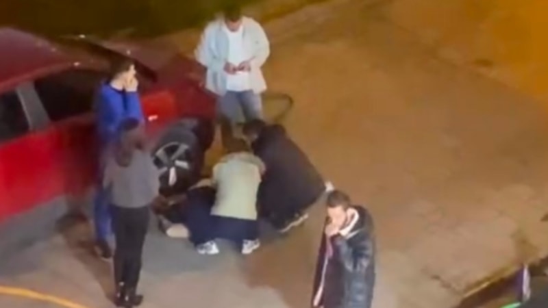 İzmir'de sırtından bıçaklanan gence vatandaşlar yardım etti