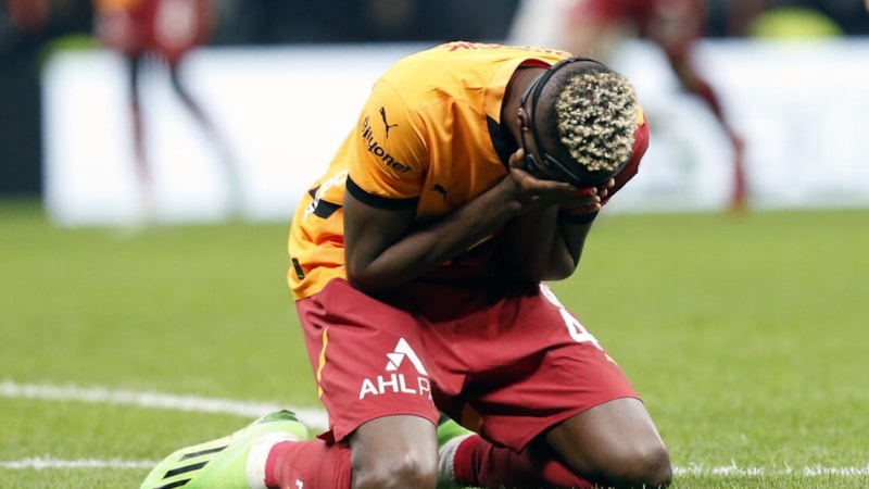 Victor Osimhen, ofsayta takılıyor