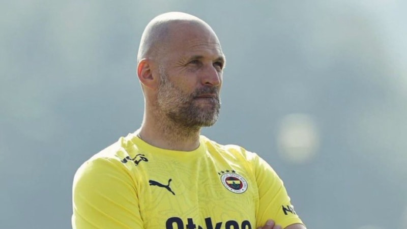 Fenerbahçe'nin kaleci antrenörü Sandro Zufic, gördüğü kartlarla dikkat çekiyor