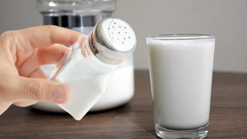 Eskiler böyle yapıyor: Sütün içine bir tutam atın, uzun süre saklayın