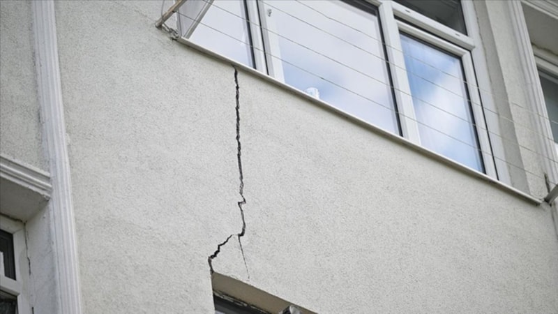 İstanbul'da bitişiğindeki inşaat çalışması sırasında 7 katlı binada çatlaklar oluştu
