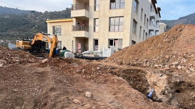 İzmir'de inşaat alanındaki göçükte kalan işçi kurtarıldı