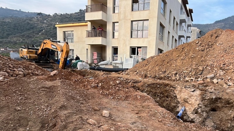 İzmir'de inşaat alanındaki göçükte kalan işçi kurtarıldı