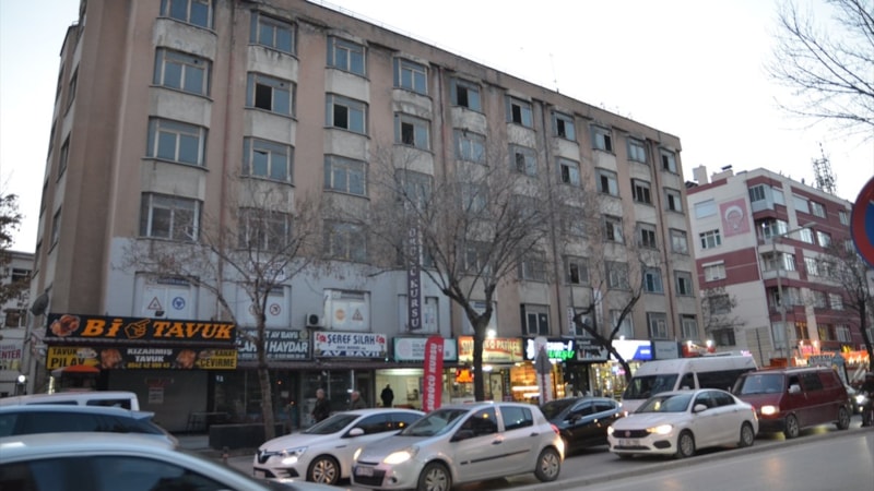 Konya'da riskli binadaki son dükkan da kapandı