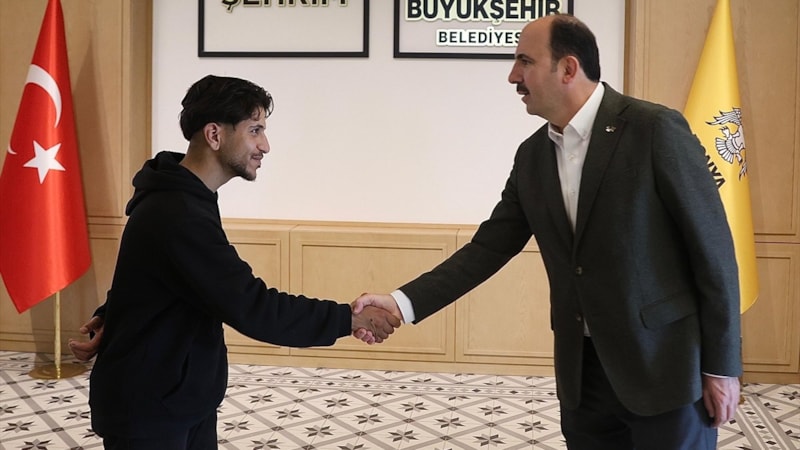 Uğur İbrahim Altay, çöken binada insanları uyaran gençle buluştu