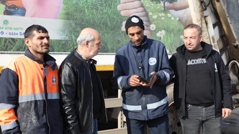 Bursa'da çöpte bulduğu cüzdanı sahibine ulaştırdı