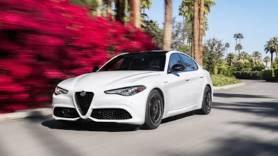 Alfa Romeo, tam elektrikliye dönüş planlarını askıya aldı