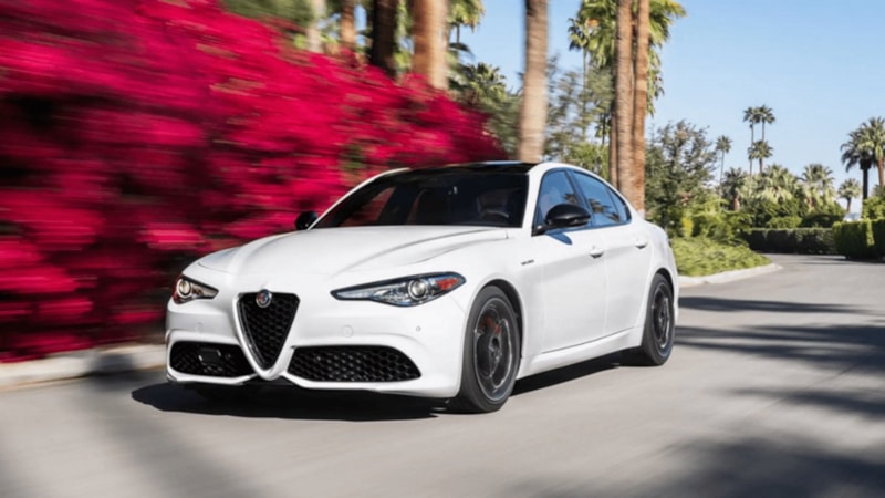 Alfa Romeo, tam elektrikliye dönüş planlarını askıya aldı