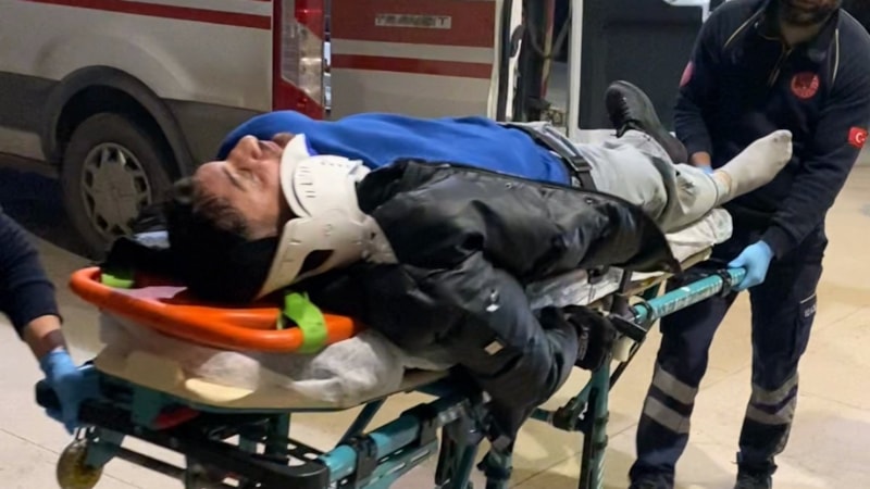 Bursa'da motosiklet, kamyonetle çarpıştı