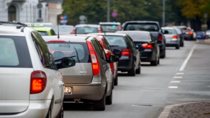 Siyah mı, Beyaz mı? Bakın en az hangi renk araba yakıt harcıyor