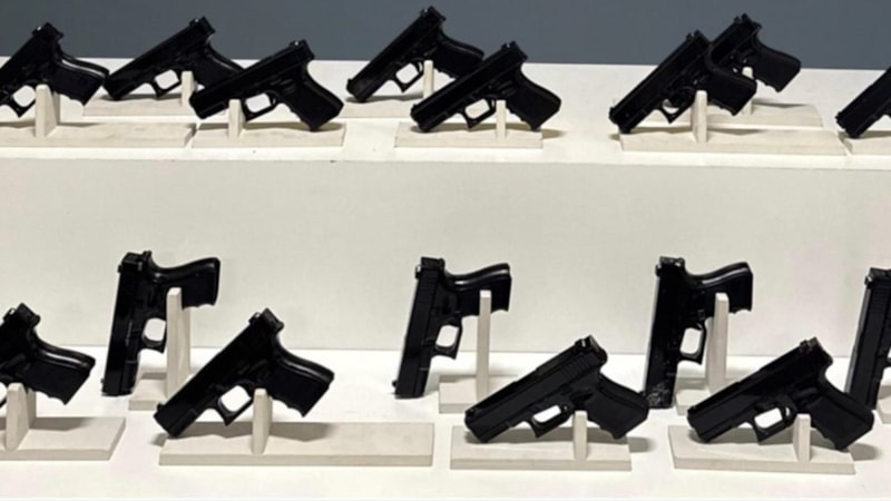 Antalya'da dur ihtarına uymayan sürücünün aracında 17 tabanca bulundu