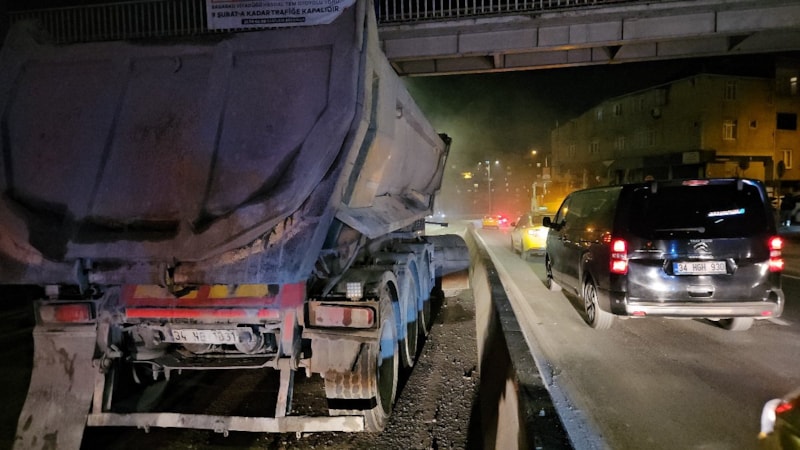 İstanbul'da kontrolden çıkan hafriyat kamyonu beton bariyerlere çıktı
