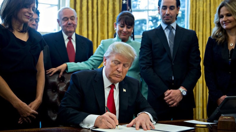 Donald Trump hükümeti istifa eden federal çalışanlara 7 aylık maaş tutarında tazminat teklif etti