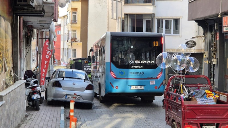 Tekirdağ’da dar sokaklarda trafik karmaşası