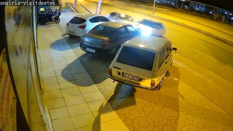 Adana'da 2 otomobil çarpıştı