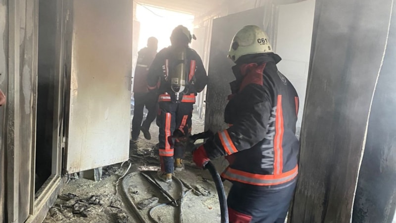 Malatya'da inşaat işçilerinin kaldığı şantiyeden alevler yükseldi