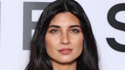 Oyuncu Tuba Büyüküstün'ün Paris günlükleri! Siyah dekolteli tarzıyla büyüledi