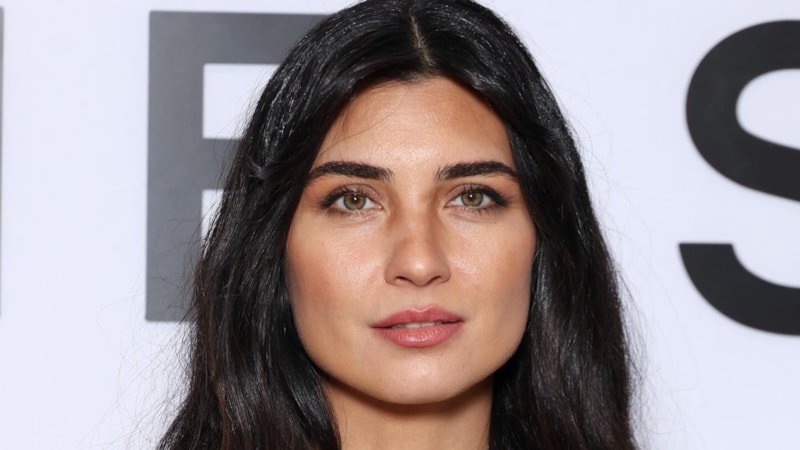 Oyuncu Tuba Büyüküstün'ün Paris günlükleri! Siyah dekolteli tarzıyla büyüledi