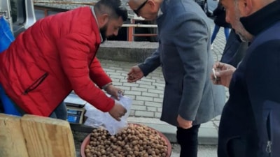 Bilecik'te ceviz satıcısının oyunu kısa sürede ortaya çıktı: Tamamı çürük veya boş çıktı