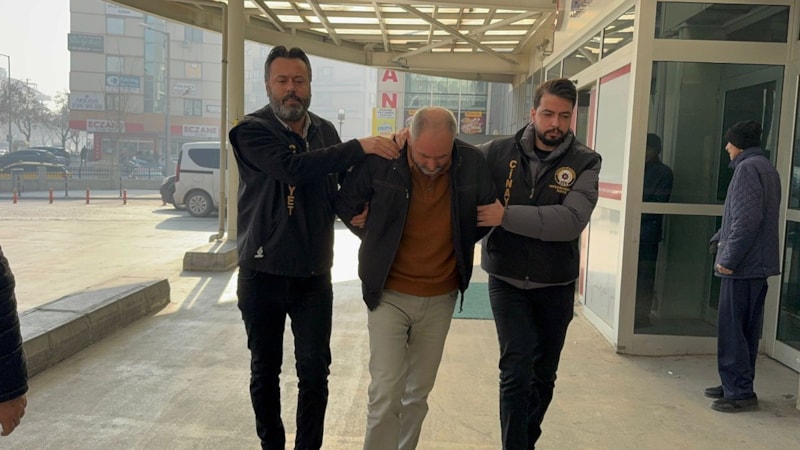 Konya'da çöken 4 katlı binayı yapan müteahhide gözaltı