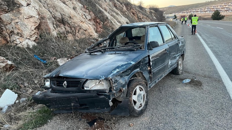 Adıyaman'da virajı alamayan otomobil takla attı