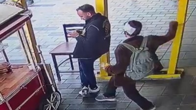 Beyoğlu'nda polis memurunu ensesinden bıçaklamıştı: Sanık hakim karşısına çıktı