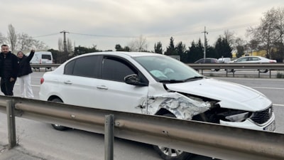 Kocaeli'de aracını otoyolda durduran sürücü kazaya sebep oldu: 3 yaralı