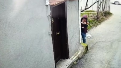 Bursa'da kameraları görünce yüzünü saklayan kapkaççıyı polis yakaladı