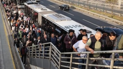İstanbulluyu canından bezdiren metrobüs yoğunluğu