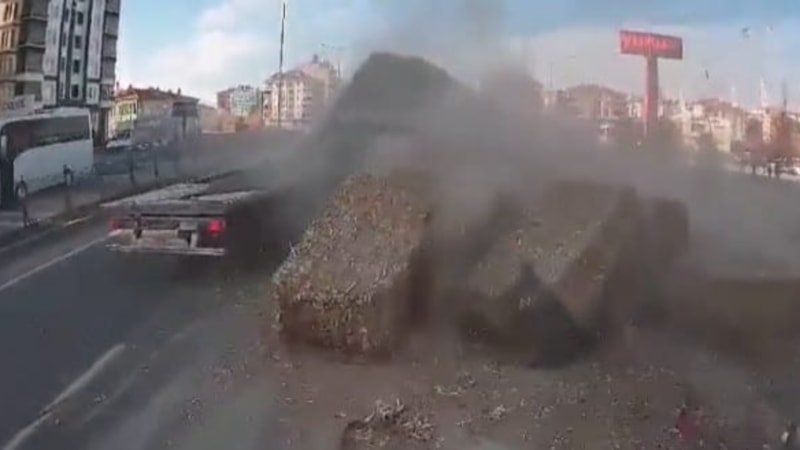 Aksaray'da tırda yüklü onlarca balya devrildi