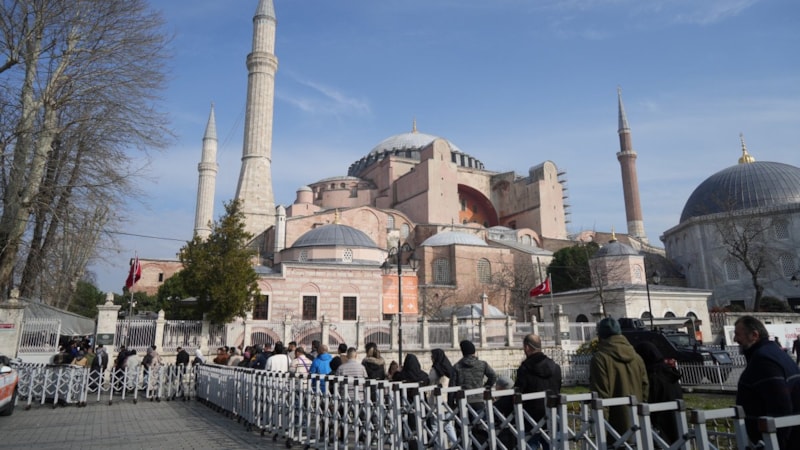 Güzel havayı fırsat bilenler Ayasofya Camii'ne akın etti