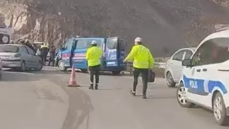 Kocaeli'de jandarma minibüsü ile otomobil çarpıştı