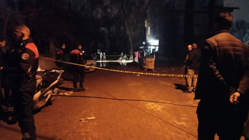 Kocaeli'de aranma kararı bulunan kişi polise saldırınca kolundan vuruldu