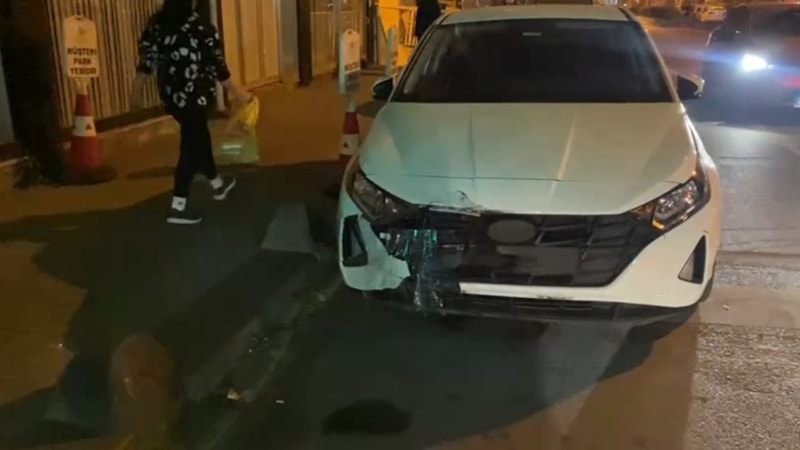 İstanbul'da kontrolden çıkan cip binaya girdi