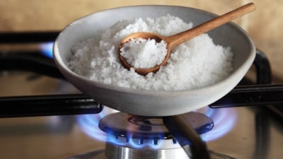 Evinde olan denesin: Evde kaya tuzu yakmak, bakın ne işe yarıyor